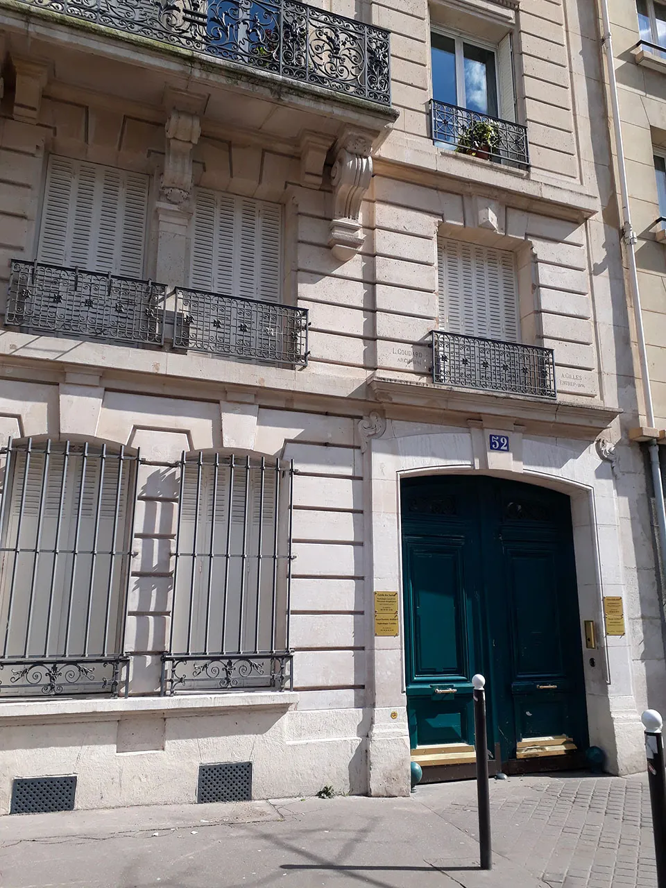 Façade de l’immeuble du 52 avenue Philippe-Auguste : grande porte verte et numéro 52 au-dessus