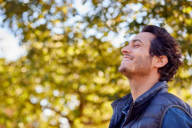 Nous sommes tous parasités par des milliers de pensées chaque jour. La Sophrologie vous permet de vous reconnecter à votre corps pour calmer le mental et retrouver de l’apaisement