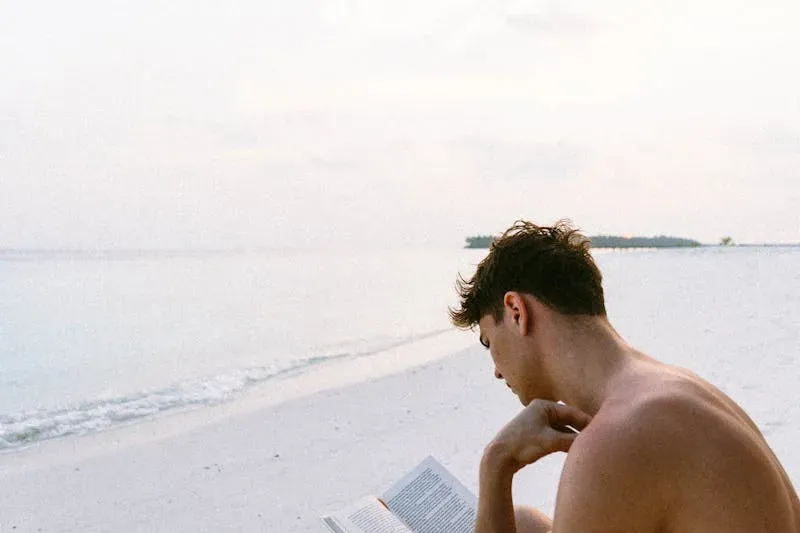 Lire est bénéfique pour la santé et encore plus en pleine nature, sur une plage !